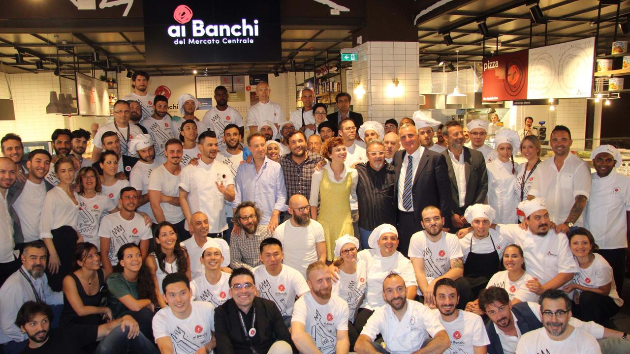 Foto di gruppo di dipendenti e titolari delle attività (foto Batavia)