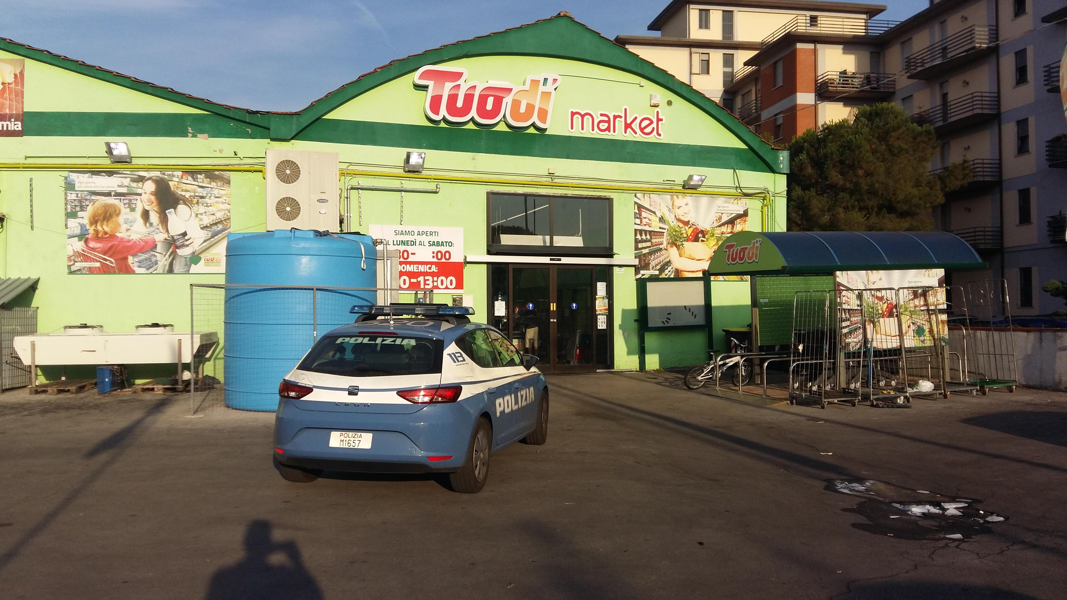La polizia davanti al supermercato rapinato in via Zipoli