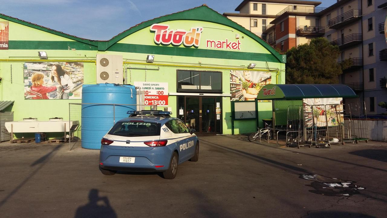 La polizia davanti al supermercato rapinato in via Zipoli