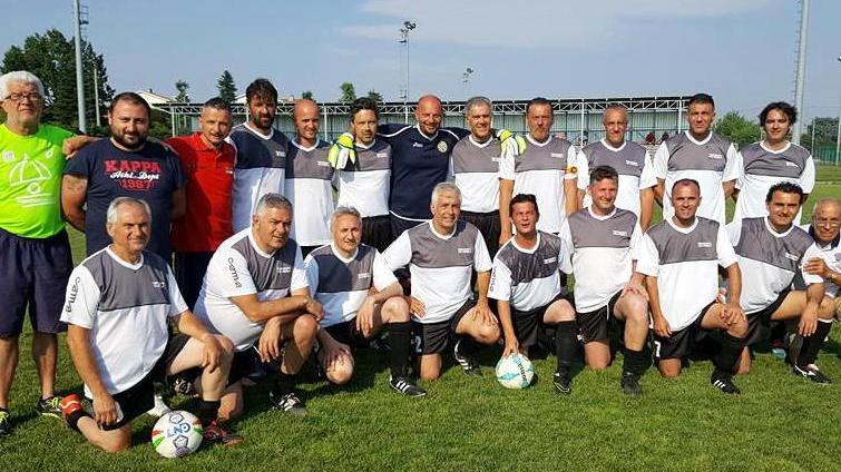 Rappresentativa della Valdegola in trionfo al “Vecchie Glorie”