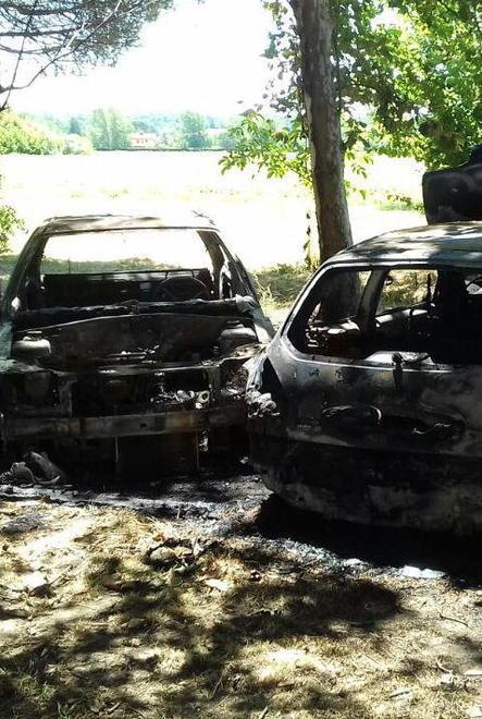 In fiamme due vetture abbandonate