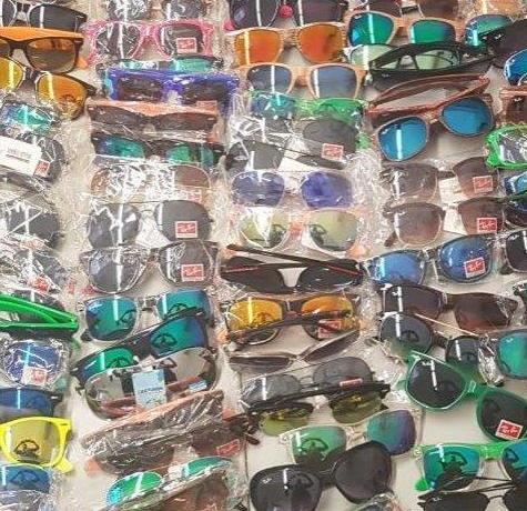 Sequestrati soldi e occhiali a due venditori abusivi
