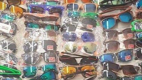 Sequestrati soldi e occhiali a due venditori abusivi