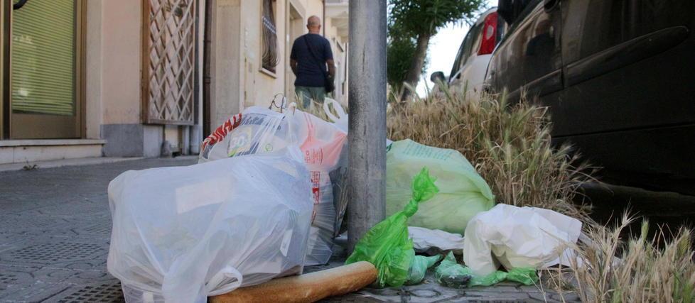 Sacchetti abbandonati in centro città