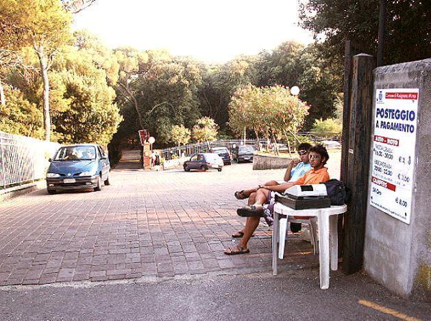 Pericoloso uscire dal parcheggio manca lo stop dietro al Pasquini 