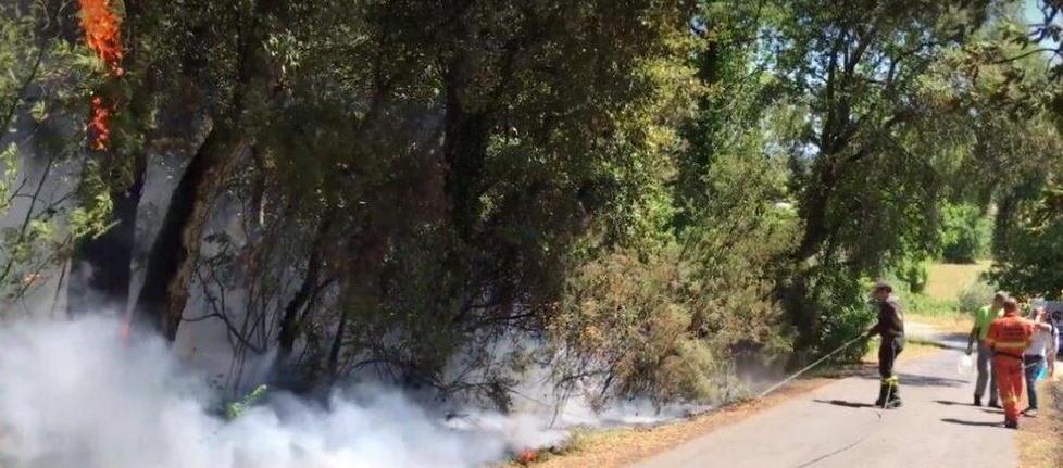 La mobilitazione dei cittadini vince sul fuoco 