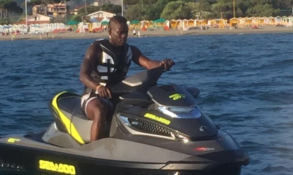 Super Mario al Beach Club di Montignoso
