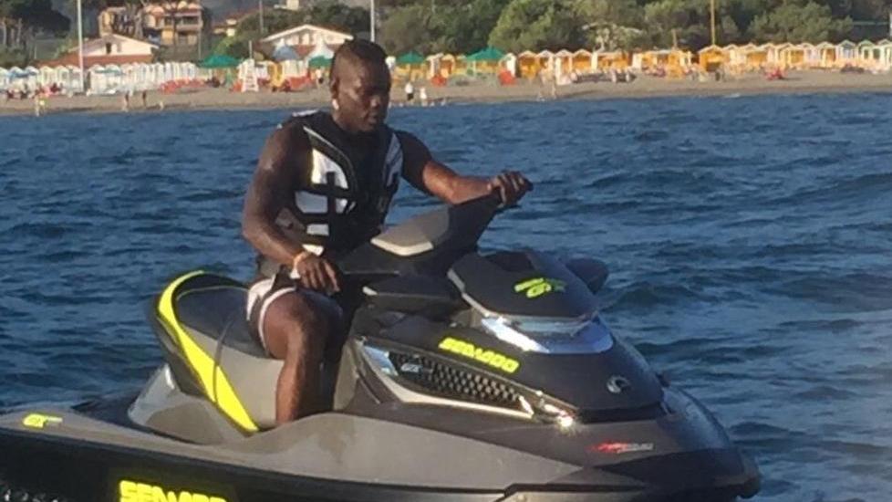 Super Mario al Beach Club di Montignoso