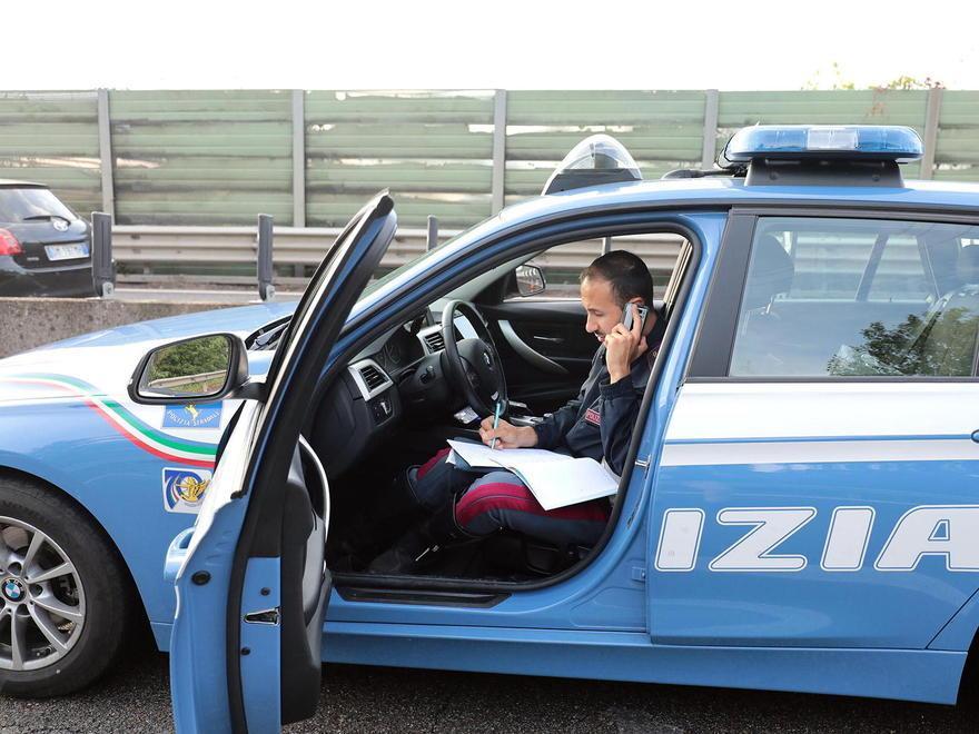 Fermati dalla stradale davanti al casello Scappano perché non hanno l’assicurazione