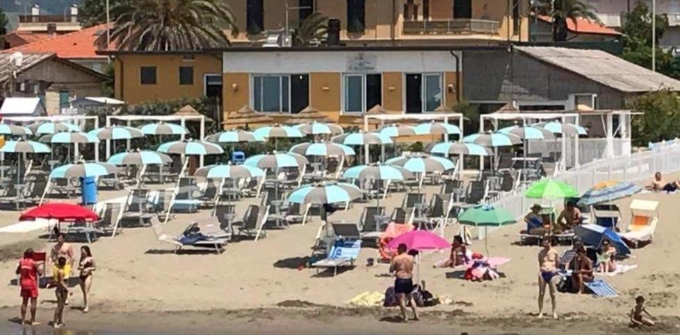 Apre un nuovo bagno ed è polemica sui permessi 