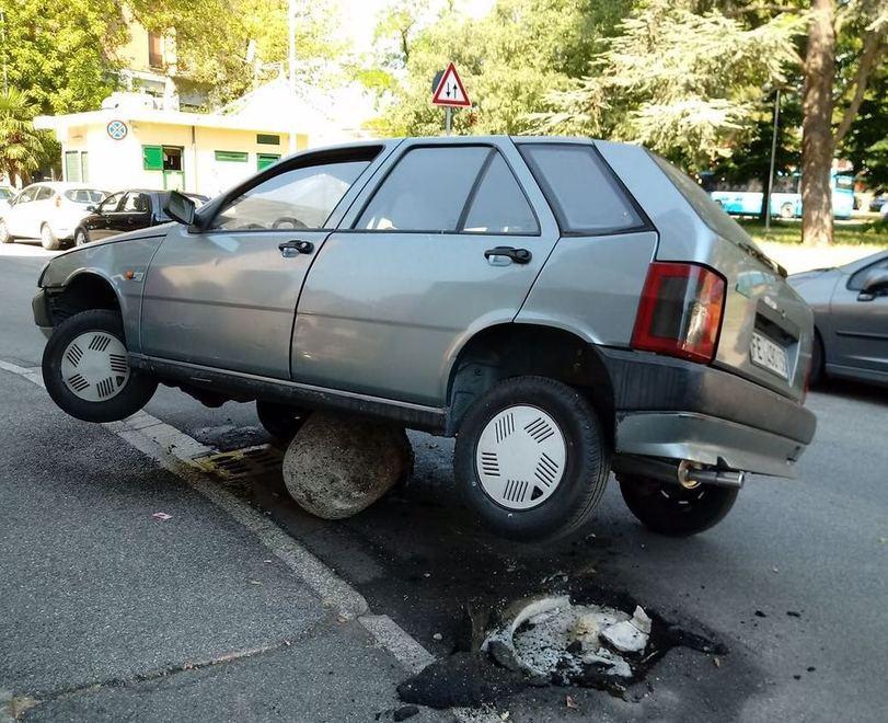 Auto abbatte un paracarro