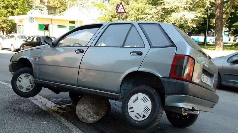 Auto abbatte un paracarro