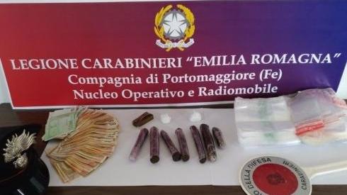 Nasconde la droga poi accusa i carabinieri