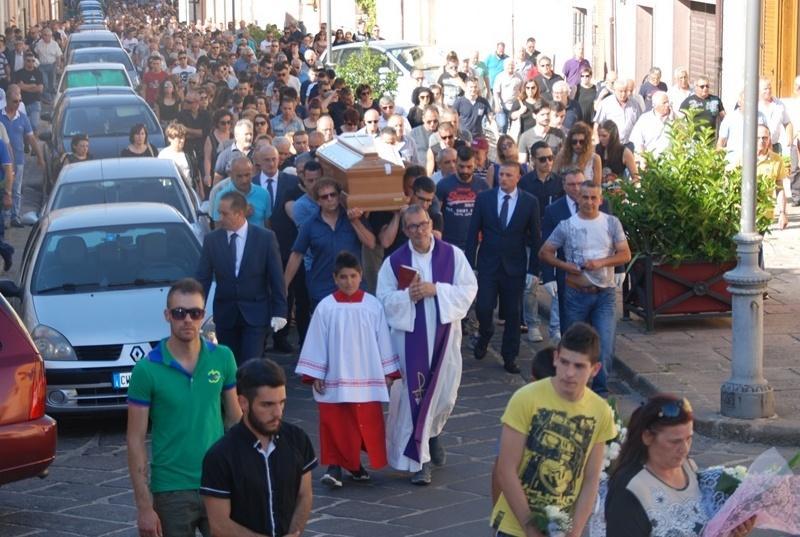 Commozione e folla a Ittiri ai funerali della giovane Alessia