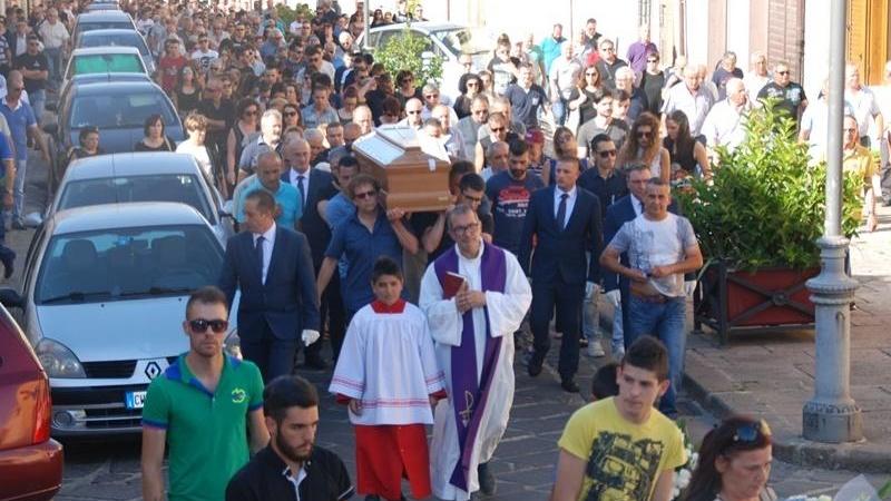 Commozione e folla a Ittiri ai funerali della giovane Alessia