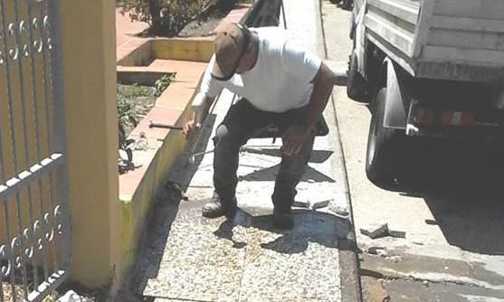 Tim ripara il marciapiede-trappola 