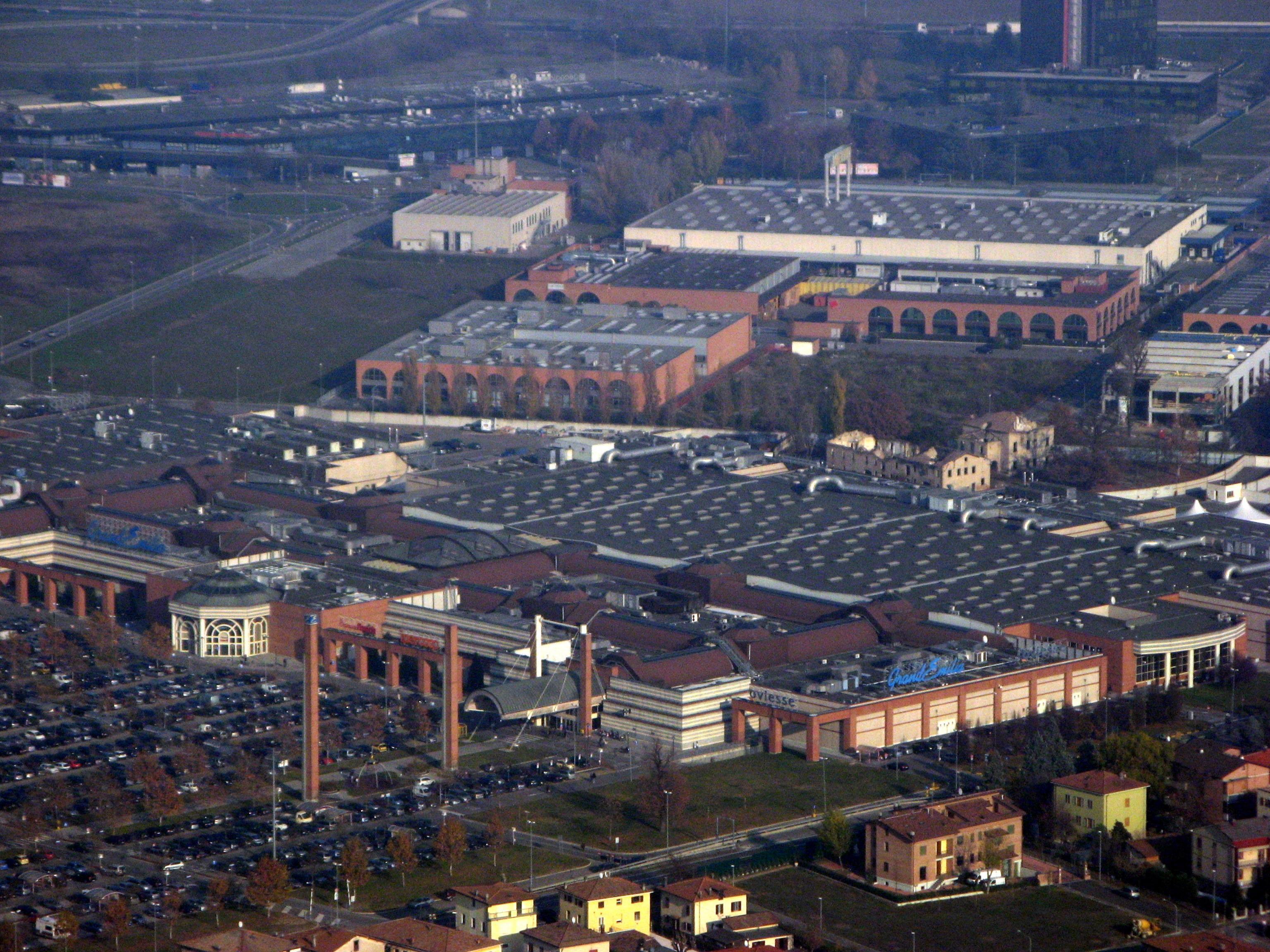 Modena park, appello dei dipendenti del centro commerciale: «Sabato 1 luglio chiudete anche Grandemilia tutto il giorno»  