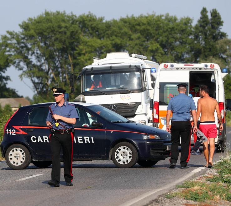 Muore sbalzata dalla moto
