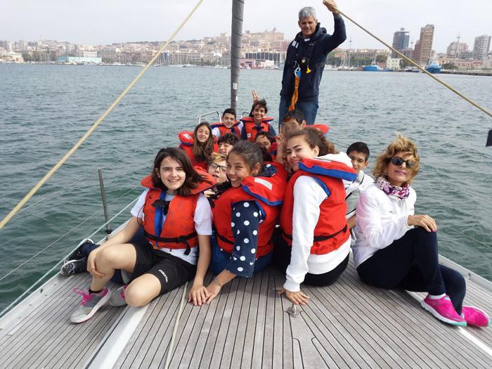 Dai banchi di scuola alla barca a vela, i ragazzi della Ugo Foscolo "imparano veleggiando"