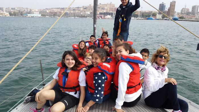 Dai banchi di scuola alla barca a vela, i ragazzi della Ugo Foscolo "imparano veleggiando"