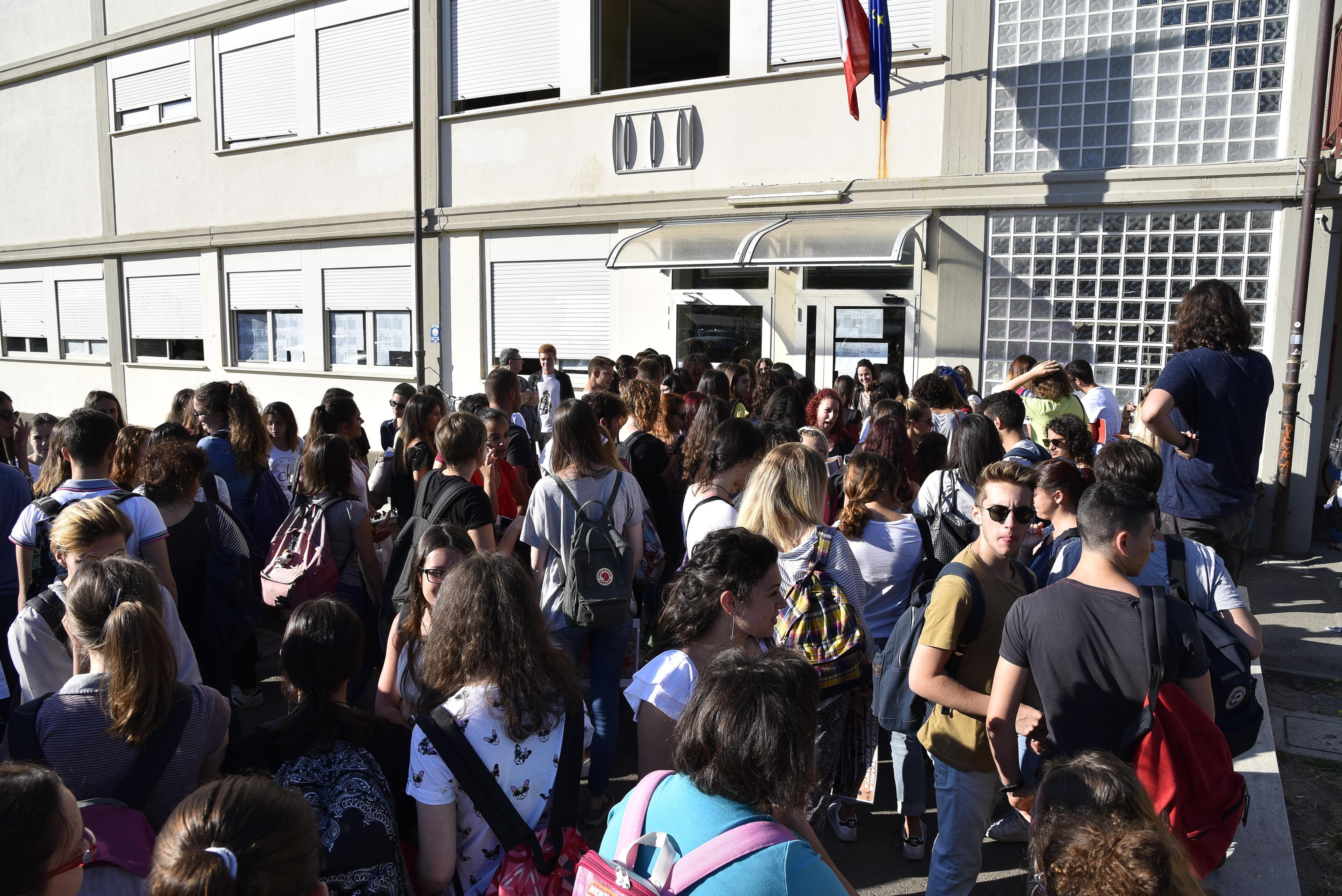 Tutti in fila alla Cittadella dello Studente in attesa del via libera alla prima prova della Maturità (foto Agenzia Bf)