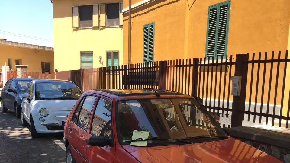 L'auto parcheggiata davanti al cancello e multata