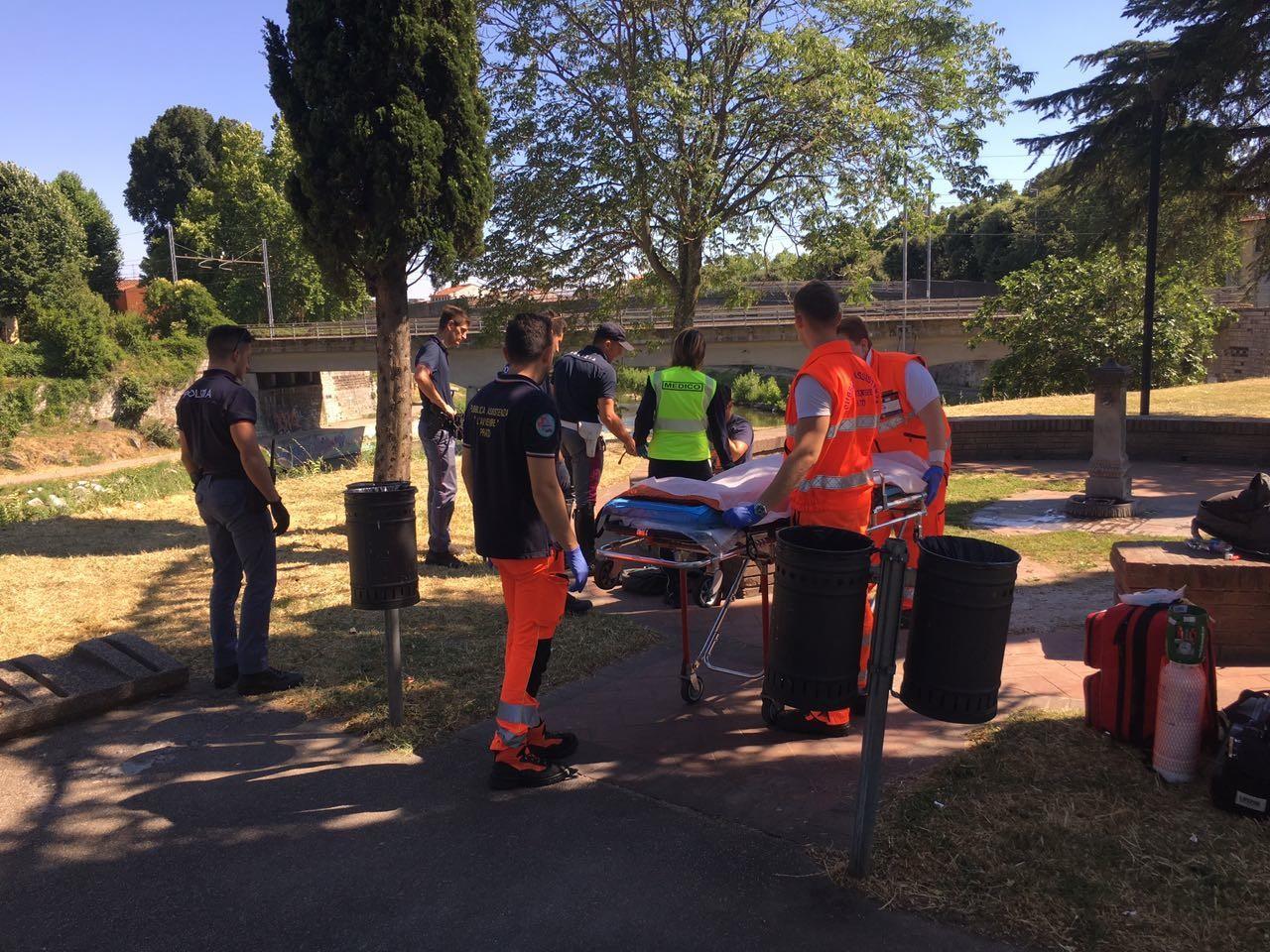 La polizia a cavallo soccorre un uomo lungo la pista ciclabile 