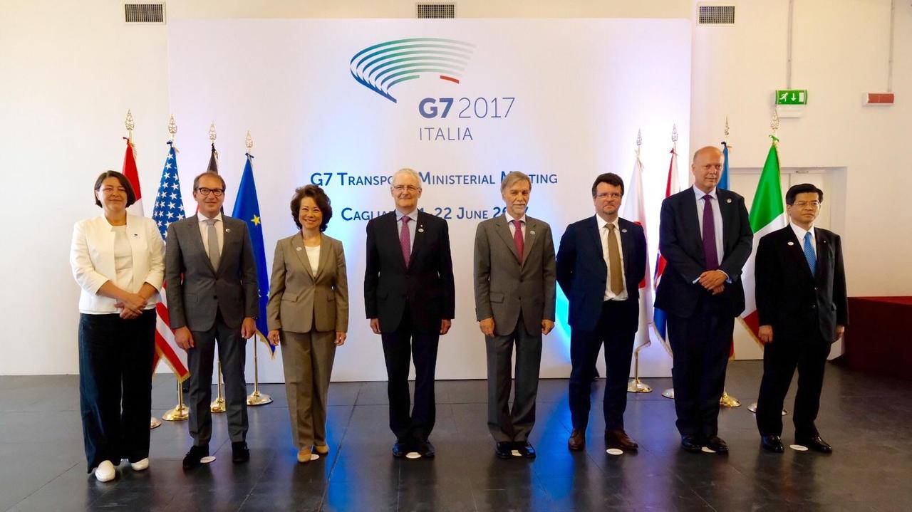 Foto di gruppo dei ministri dei trasporti al G7 (foto Rosas)