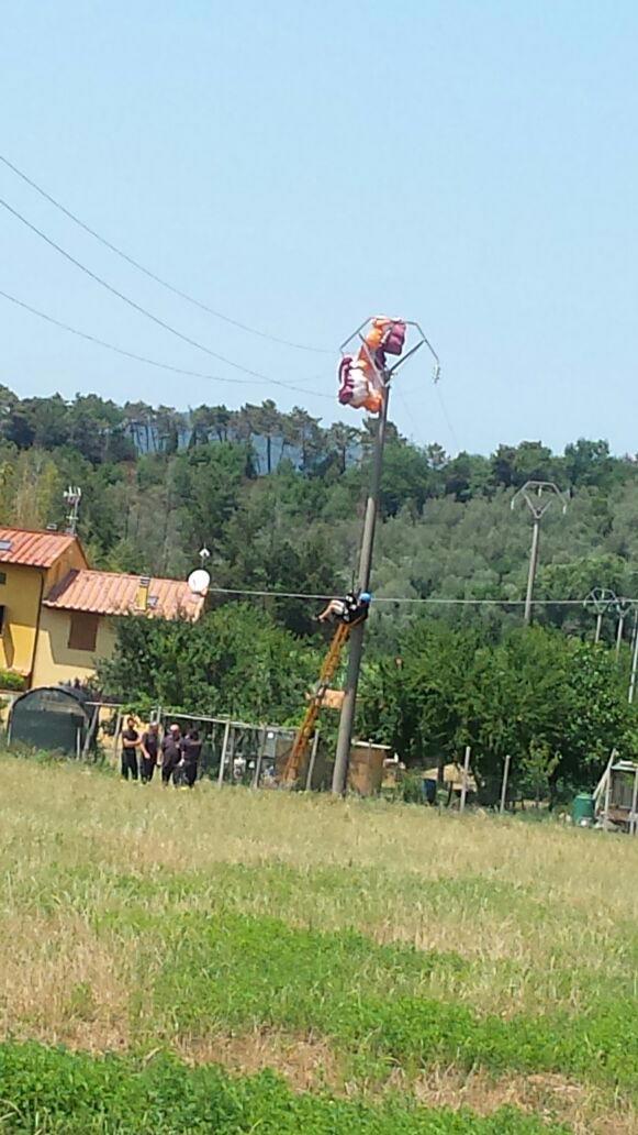 Il parapendio sui cavi Enel