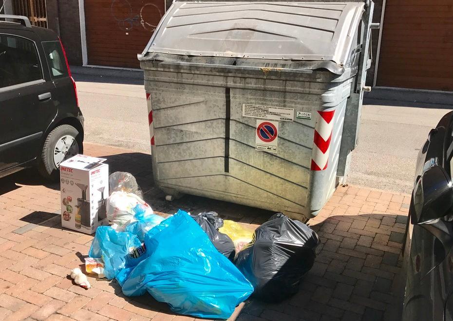 Cassonetti pieni e rifiuti abbandonati: cittadini esasperati  