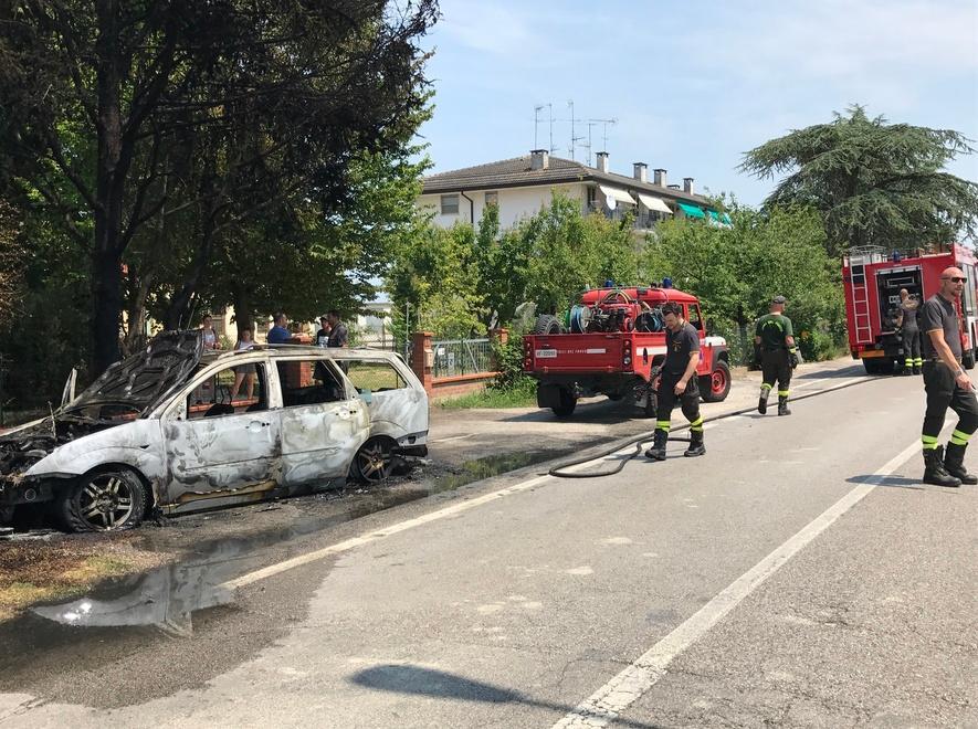 Auto prende fuoco, salve tre ragazze