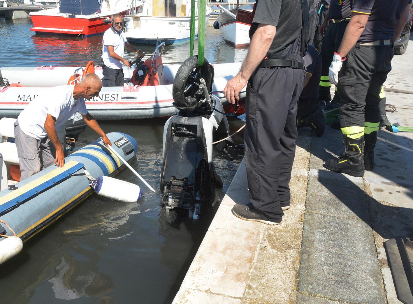 Il recupero della moto (foto Francesco Pinna)