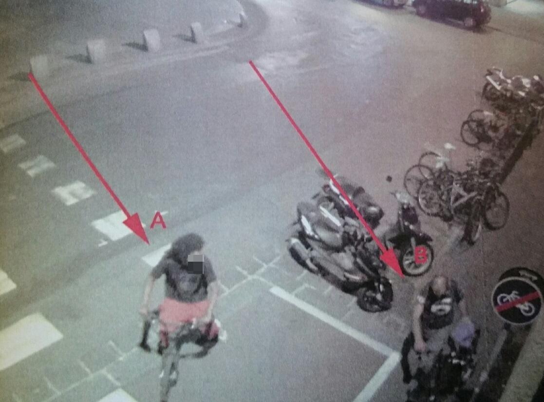 Il ladro seriale ripreso dalla telecamere mentre ruba una bici in piazza della Vittoria