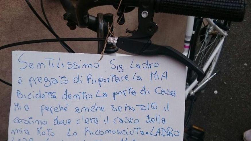 Riconosce la sua bici e scrive al ladro: «Riportamela a casa»