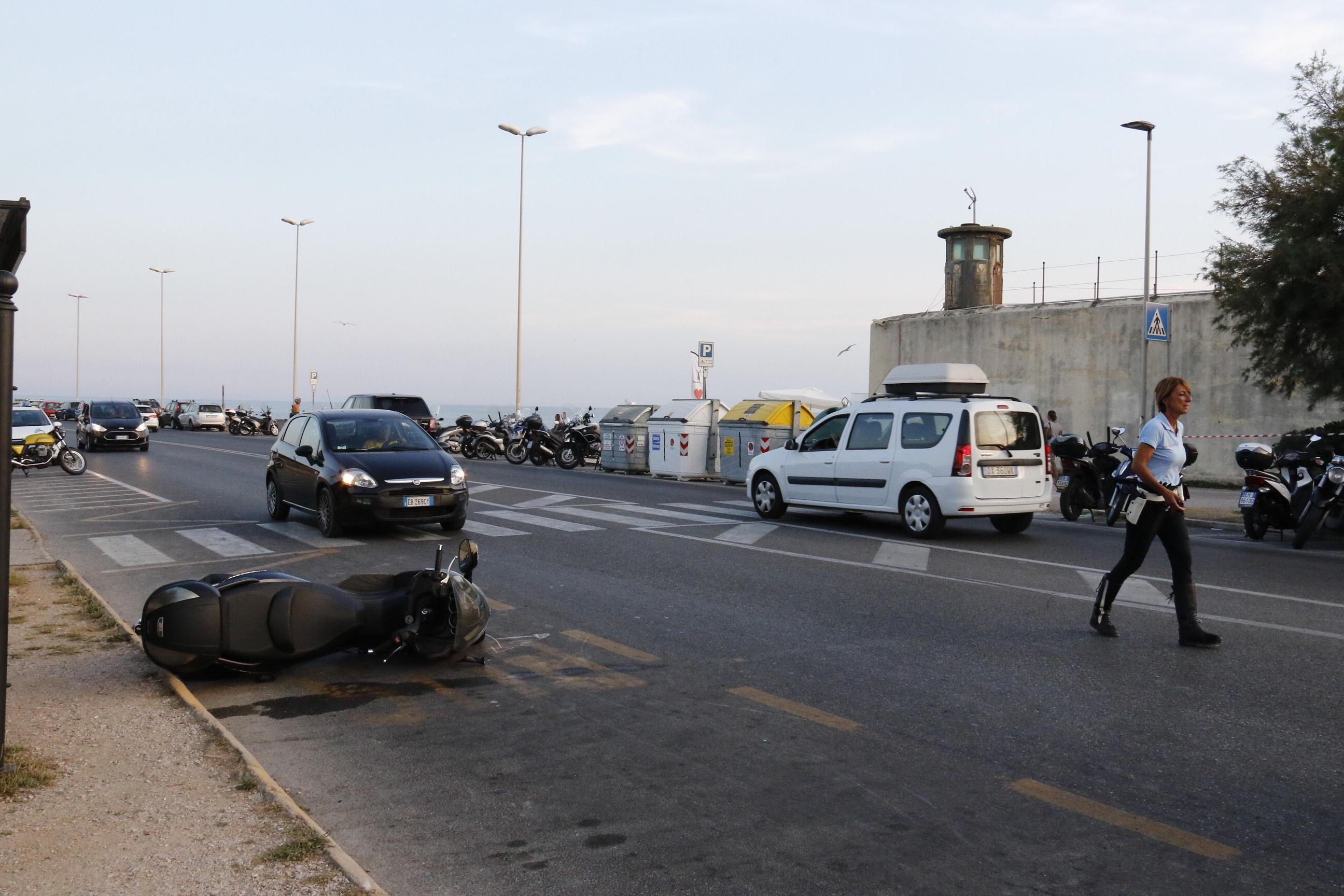 Scontro auto-scooter: 80enne ferito