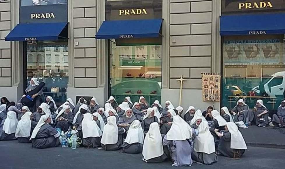 Il bivacco delle suore. «E gli idranti?»