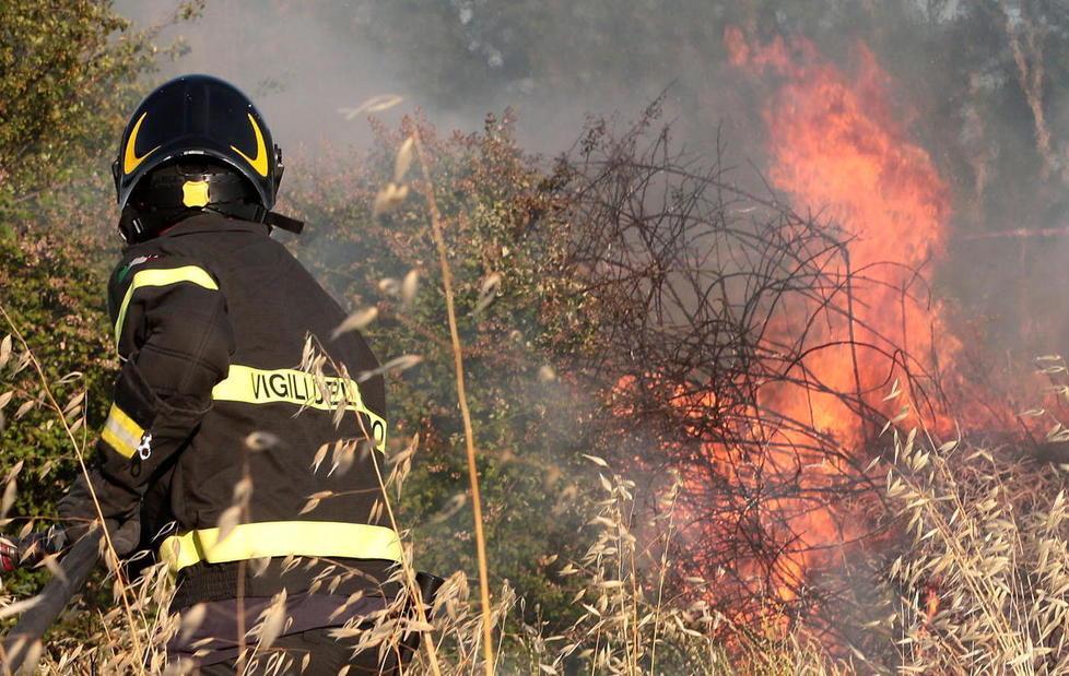 Fiamme anche vicino ai treni 