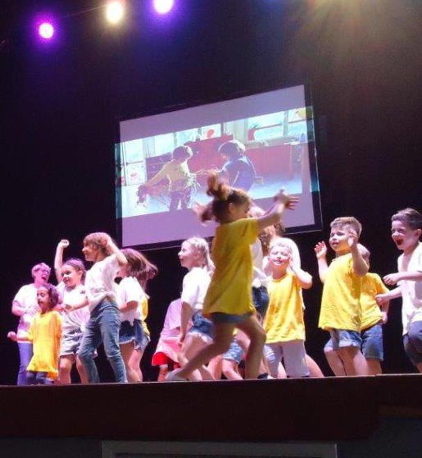 Al Pollicino mamme e bambini insieme sul palco 