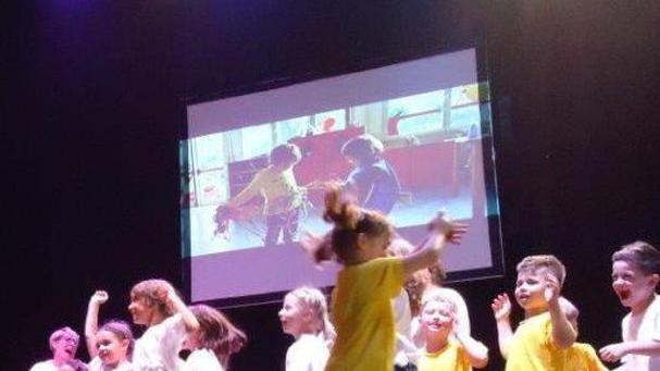 Al Pollicino mamme e bambini insieme sul palco