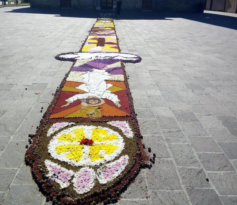 Si rinnova la magia dei tappeti di fiori
