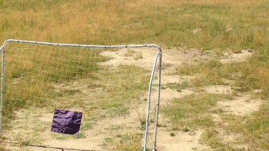 Impossibile giocare a pallone nel campetto