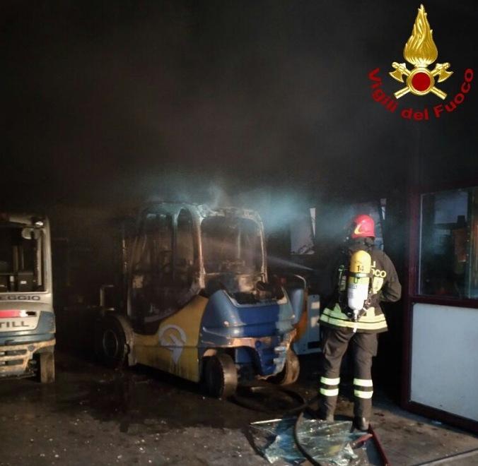 Capannone a fuoco per il guasto di un muletto