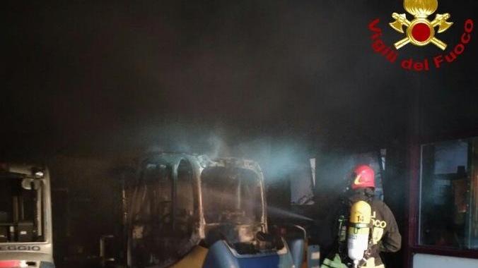 Capannone a fuoco per il guasto di un muletto