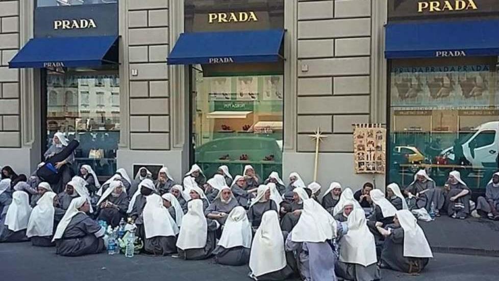 Il bivacco delle suore. «E gli idranti?»