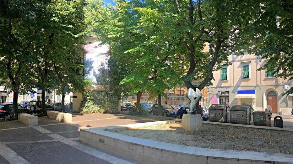 E nella piazzetta che gli fu dedicata vince il degrado