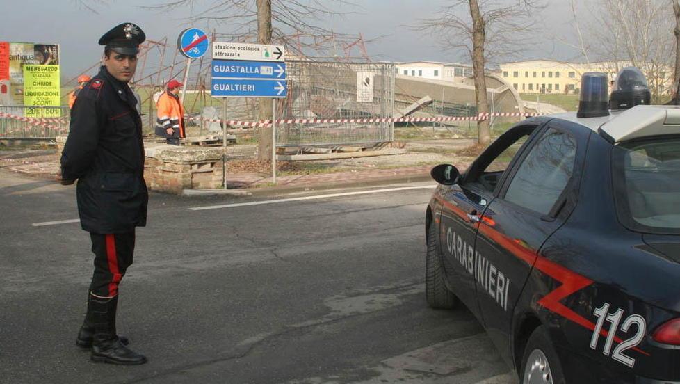 Minaccia lo zio con un coltello e aggredisce il nonno: arrestato 