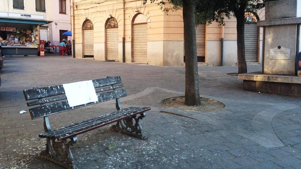Panchina sudicia, e il turista protesta