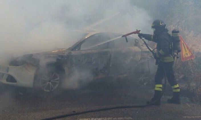 Auto in fiamme alle porte di Orani
