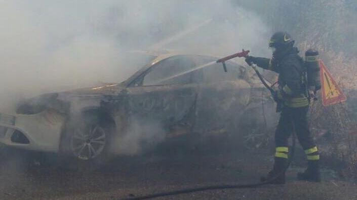 Auto in fiamme alle porte di Orani