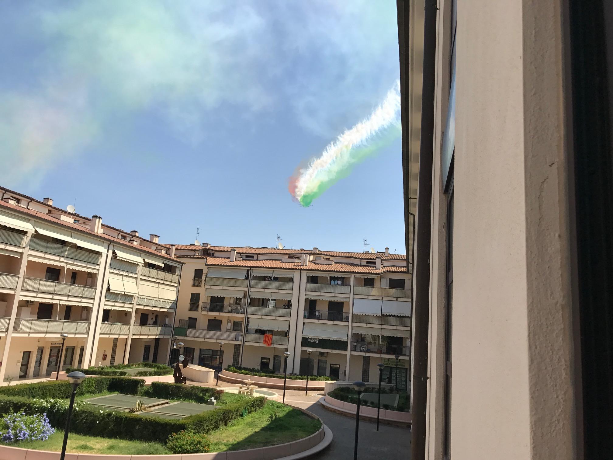 Le Frecce tricolori a sorpresa su Grosseto, viste dalla redazione del Tirreno